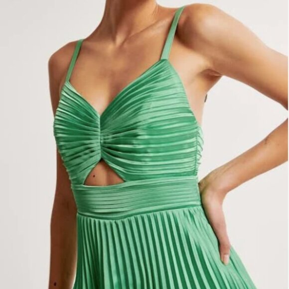 COPY - The A&F Giselle Pleated Tiered Maxi Dress - Picture 3 of 3